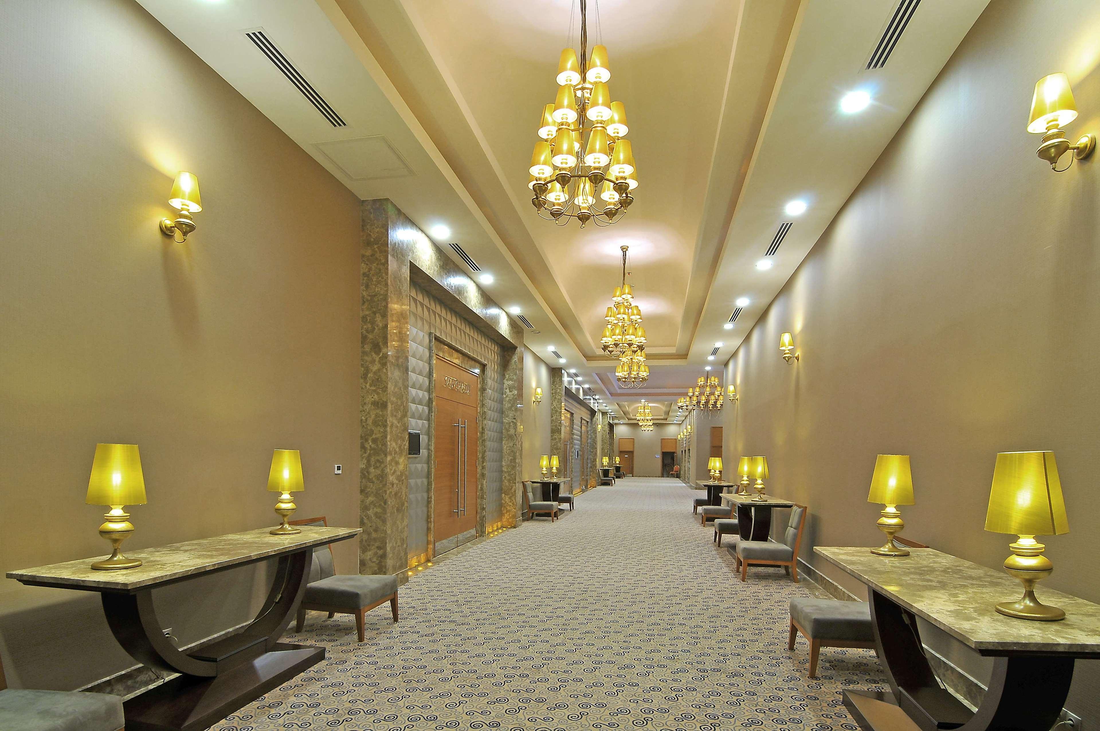 Doubletree By Hilton Van Bagian luar foto