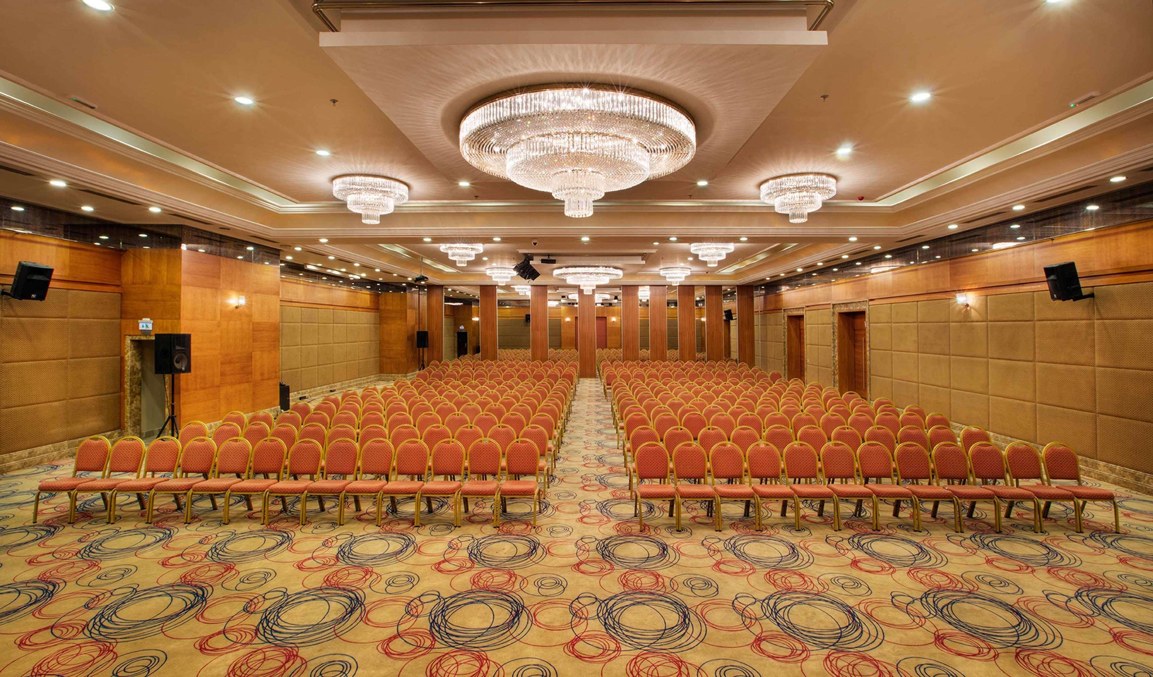 Doubletree By Hilton Van Bagian luar foto