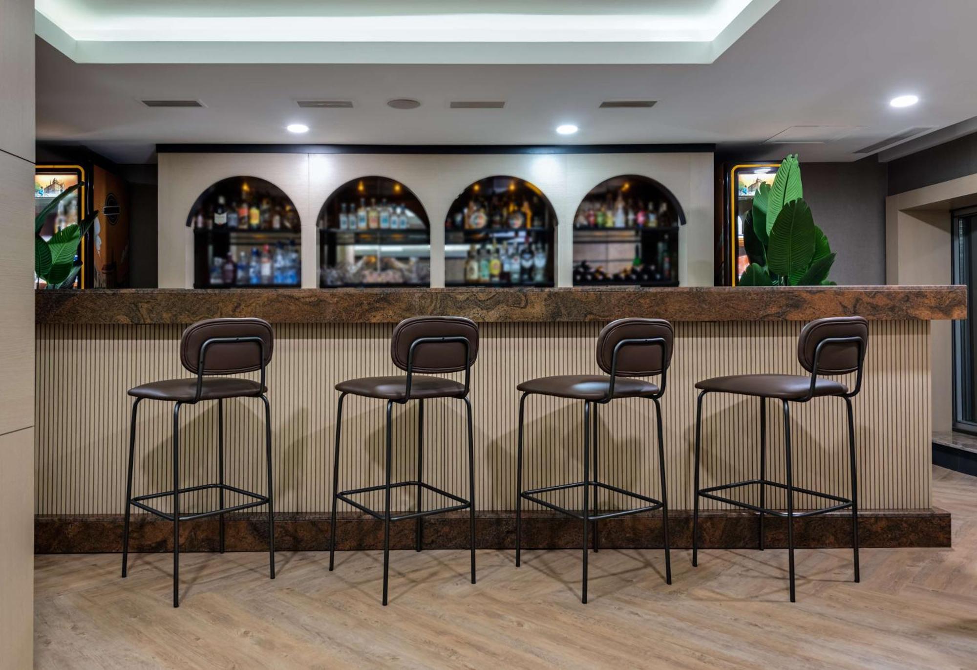 Doubletree By Hilton Van Bagian luar foto