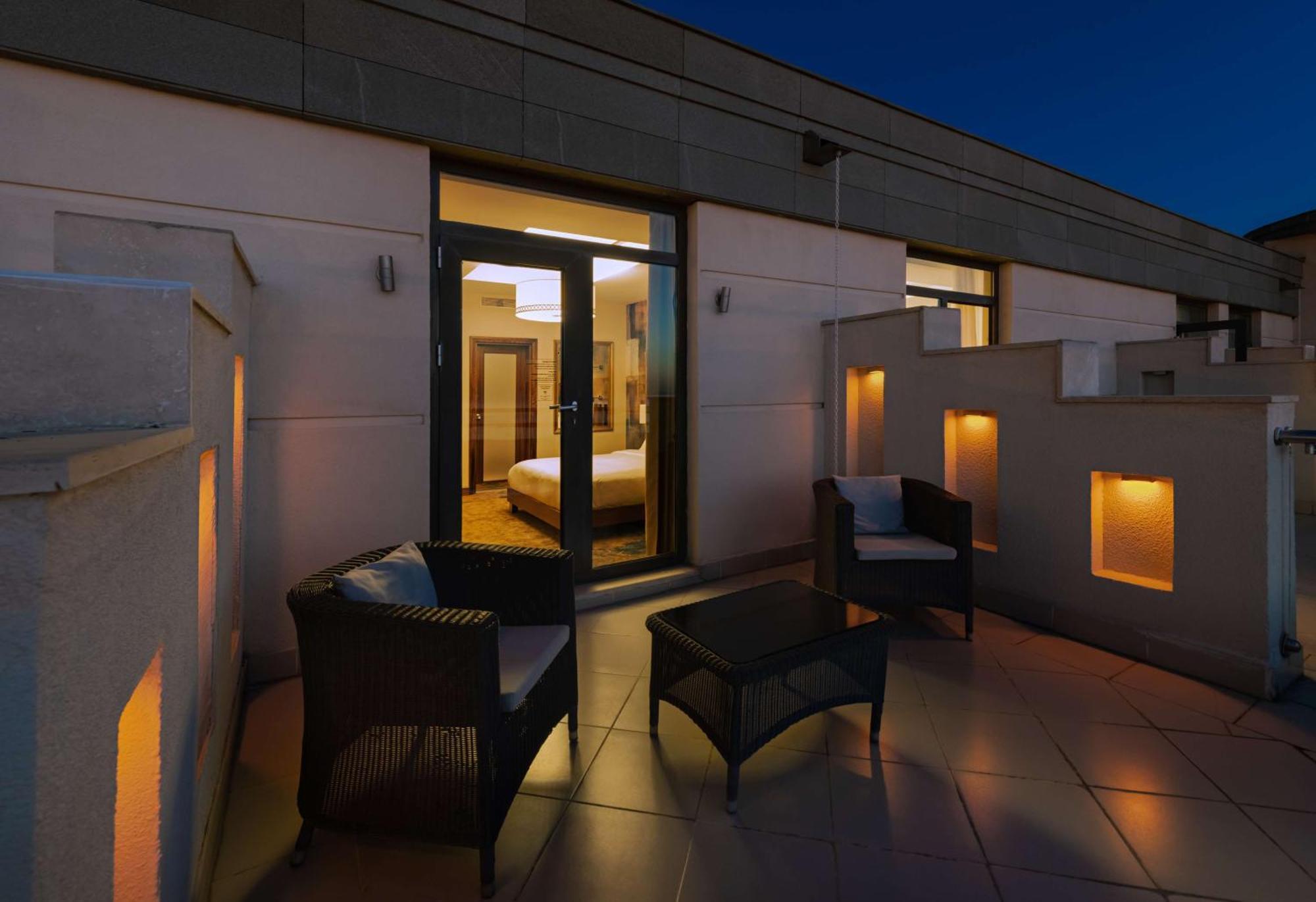 Doubletree By Hilton Van Bagian luar foto
