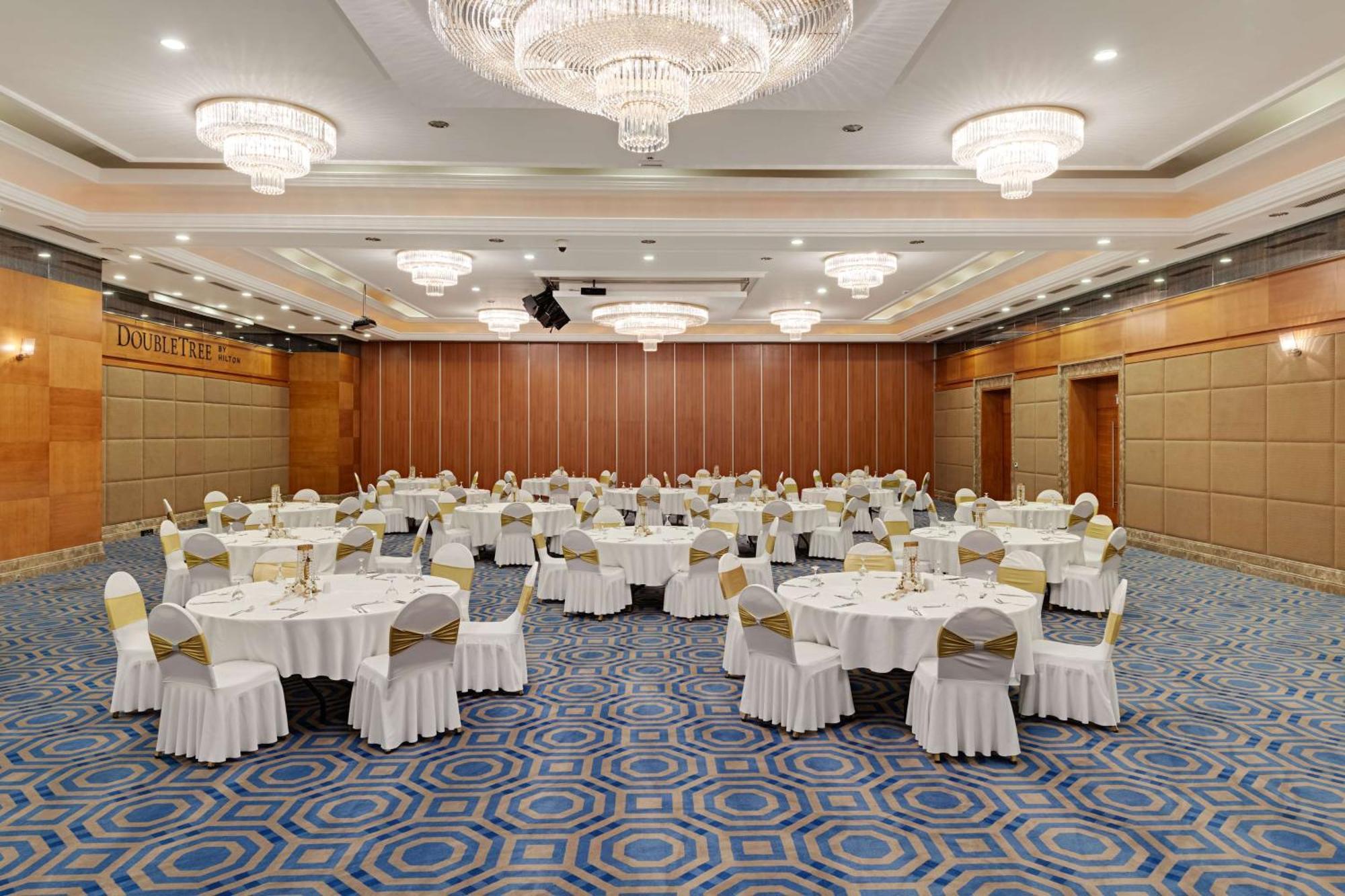 Doubletree By Hilton Van Bagian luar foto