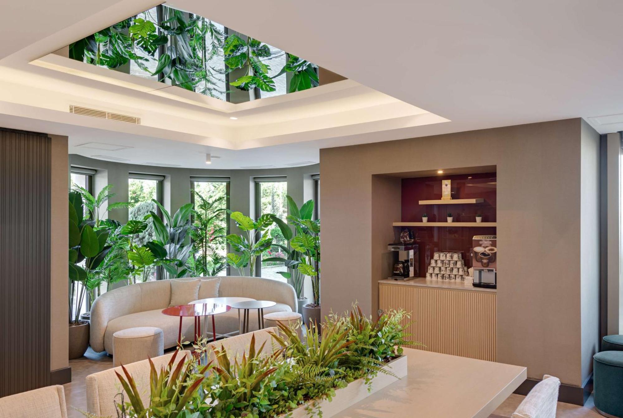 Doubletree By Hilton Van Bagian luar foto