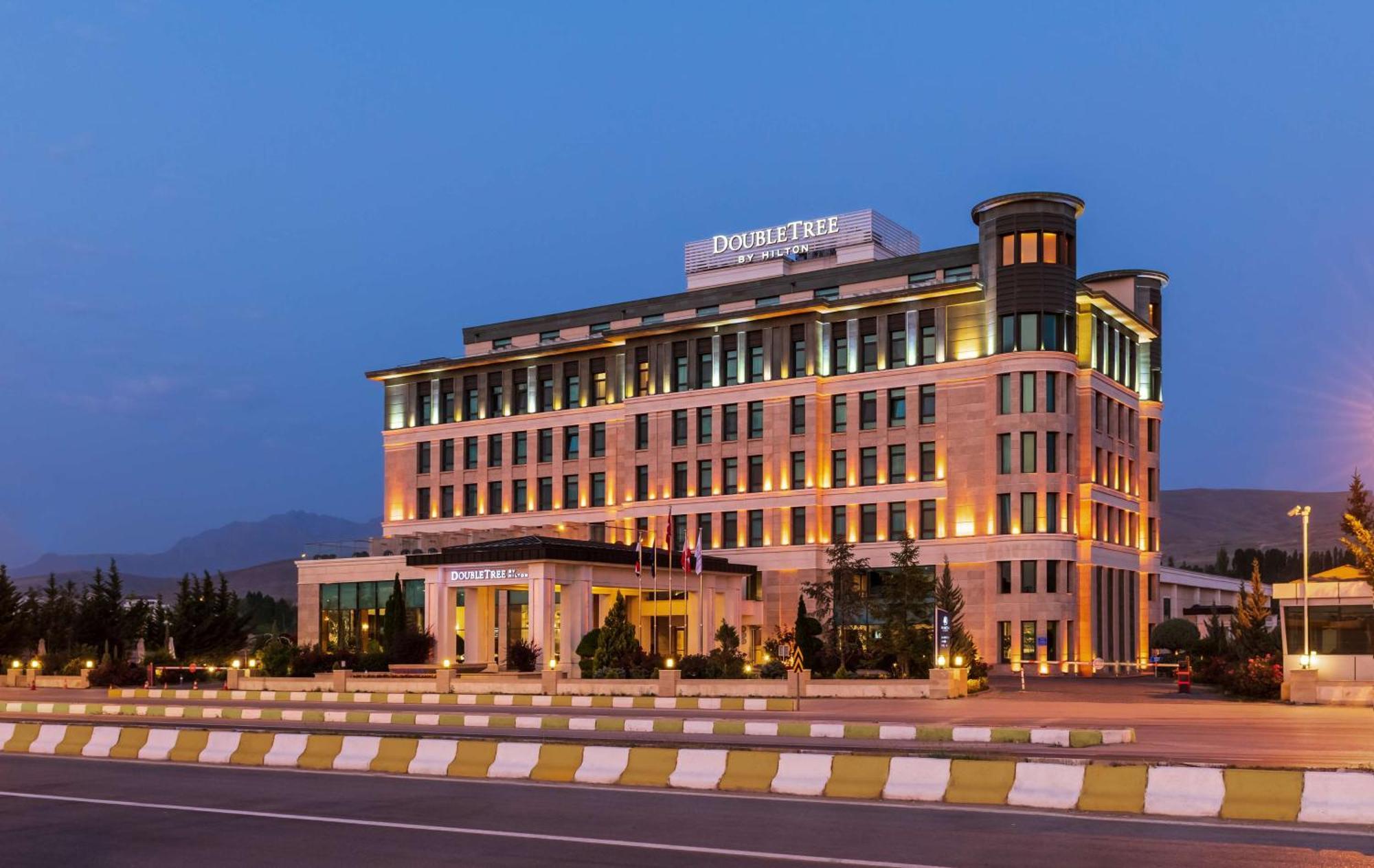 Doubletree By Hilton Van Bagian luar foto