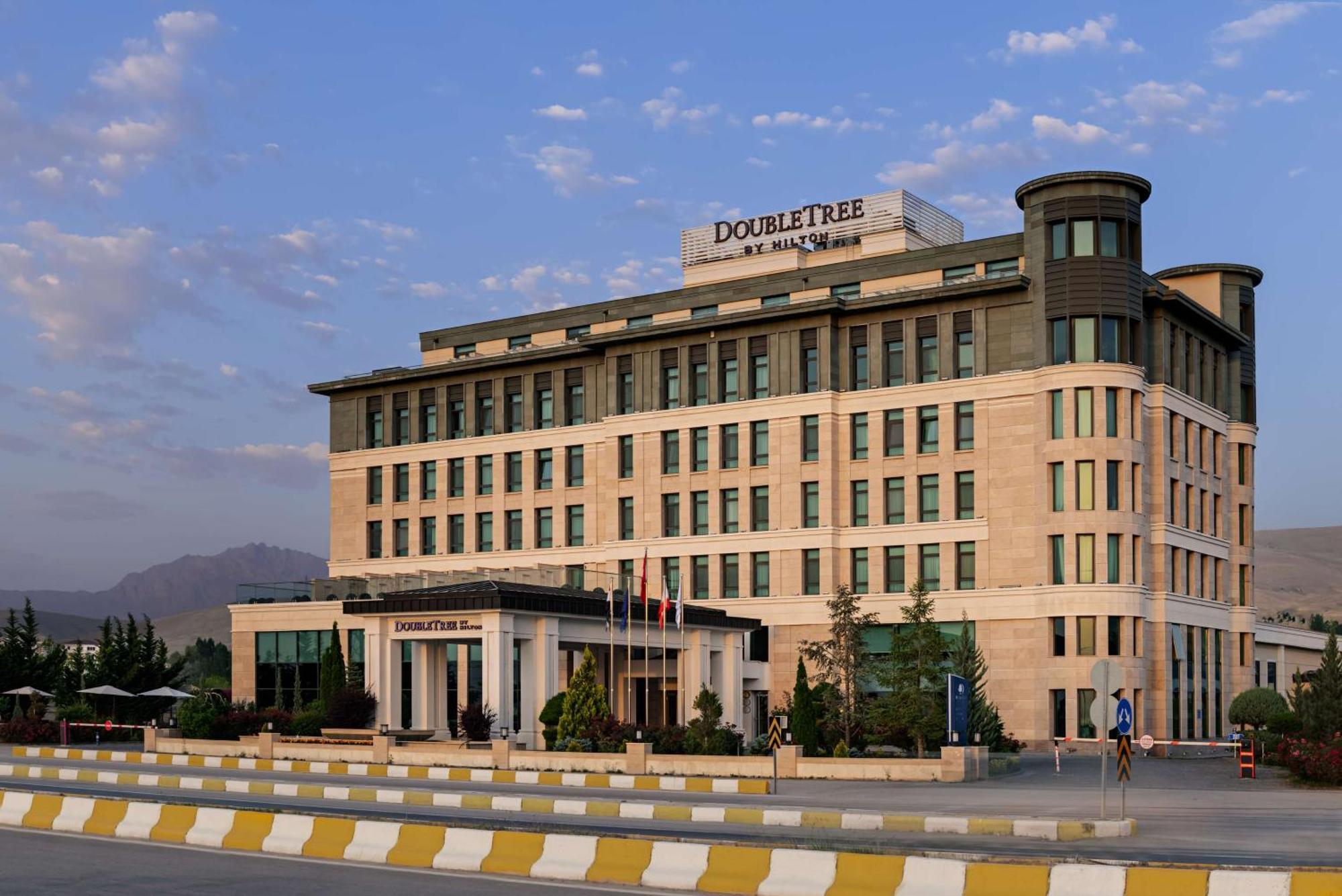 Doubletree By Hilton Van Bagian luar foto