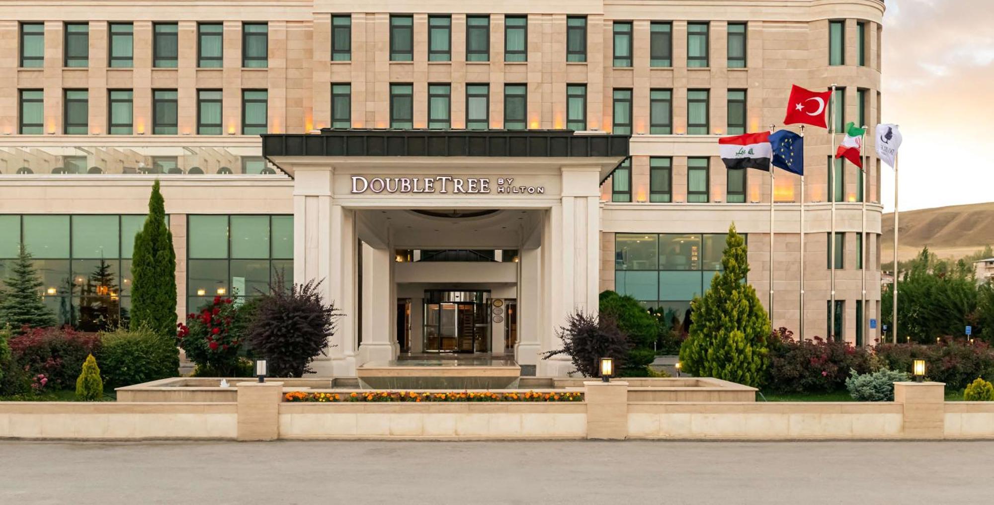 Doubletree By Hilton Van Bagian luar foto
