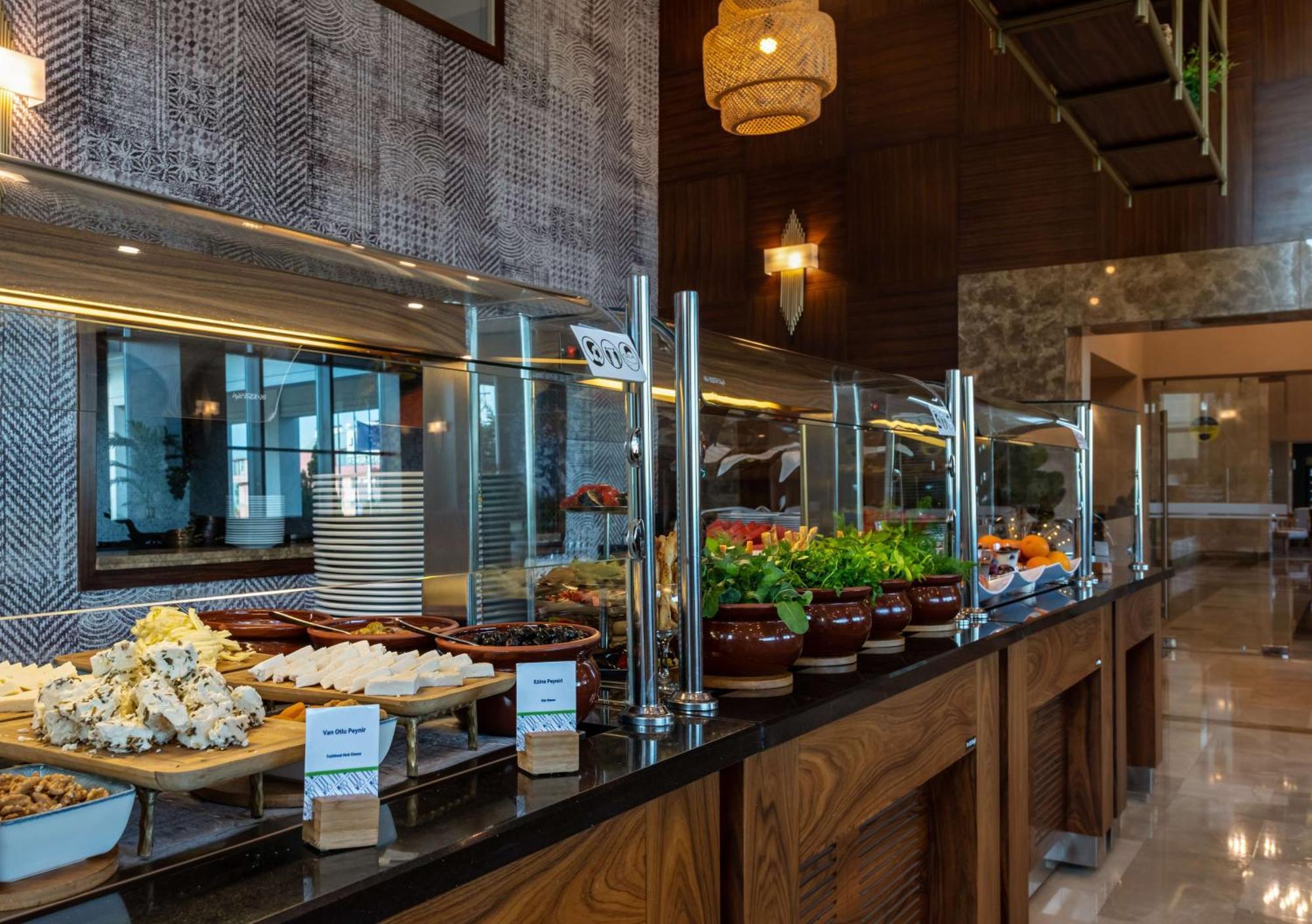 Doubletree By Hilton Van Bagian luar foto